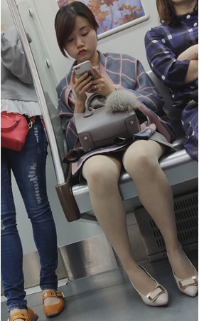 地铁上漂亮的小妹