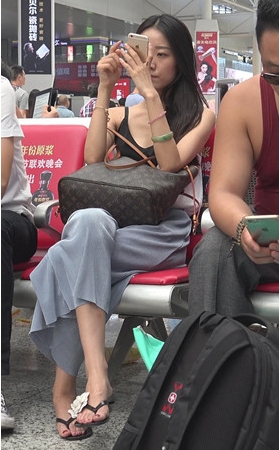 漂亮的美足小姐姐