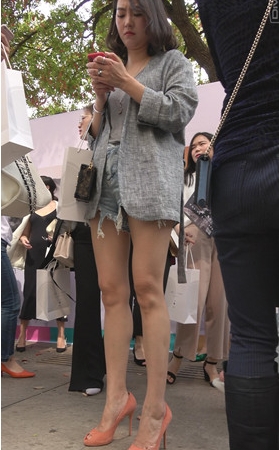玩手机的牛仔热裤美女