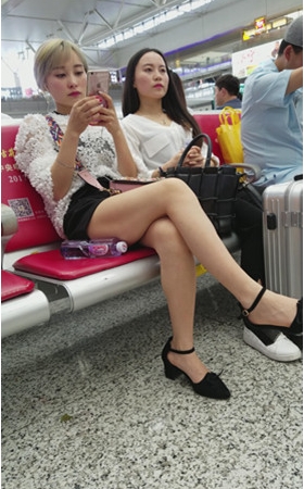漂亮的短发长腿美女