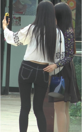 黑色牛仔裤小姐姐