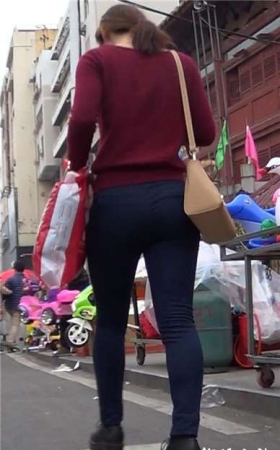 街拍红衣紧身裤圆臀美眉 [341 MB]