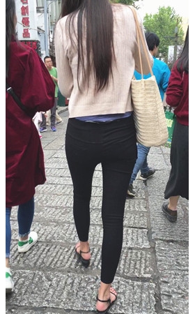 黑裤紧身小姐姐