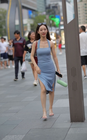 包屯裙小姐姐