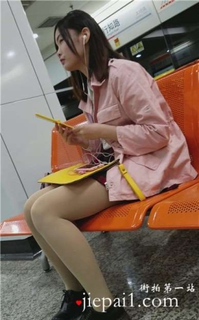 4k-高铁站候车室偶遇小眼睛小妹妹，不断照镜子补补妆。
