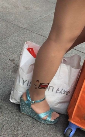 近距离特写美腿丝足破高跟鞋少妇