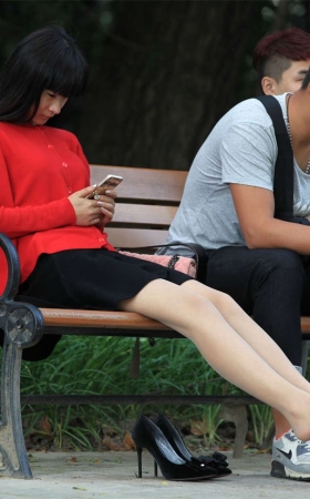 No575 长丝小美女在僻静长椅上脱下了高跟鞋