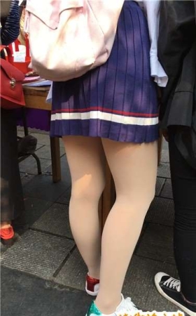 街拍丝足美腿短裙原样鞋小学妹