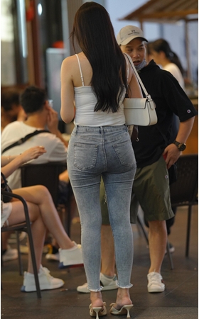 吊带紧牛美女(55P)