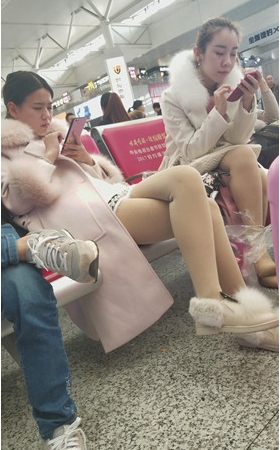 两个肉丝妹子