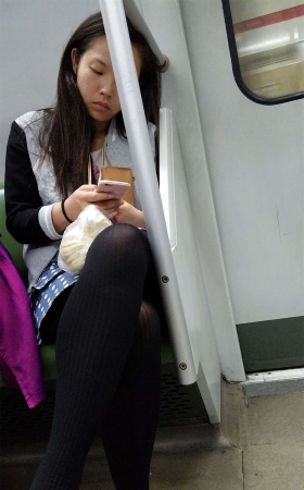 地铁原点短裤条纹黑色丝袜少妇