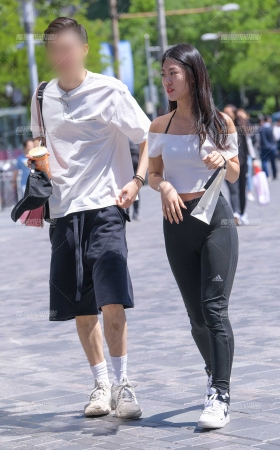 这么宽松的裤子都能穿的如此挺翘 [17P]