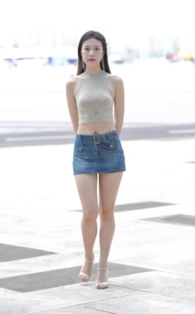 牛仔短裙长腿美眉