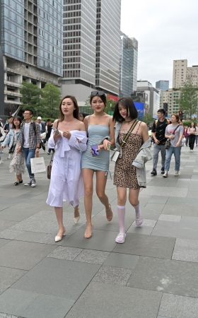 吊带抹胸紧身包屯裙高跟美女