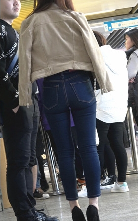 漂亮的紧身牛仔裤美女