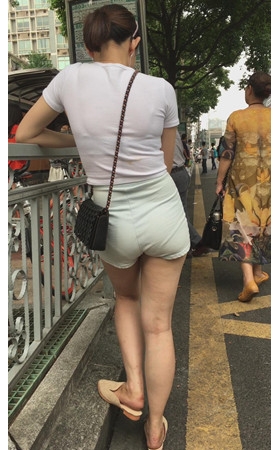 高腰短裤小妹