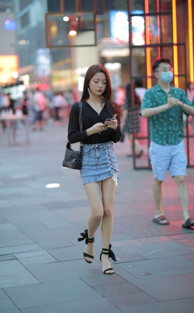 短裙小美女