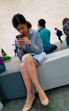 玩手机的蓝色短裙肉色丝袜高跟白腿OL妹子