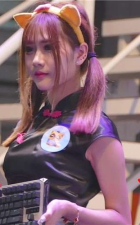 舞台上展示键盘的showgirl美眉们