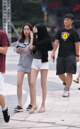 凉拖美腿美女