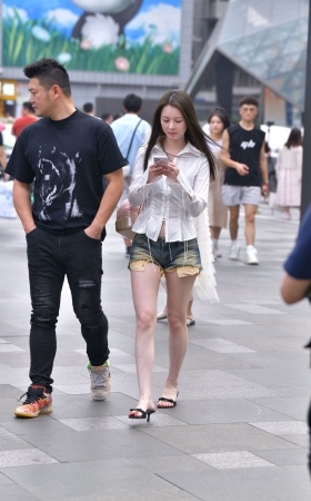 热裤凉拖美女