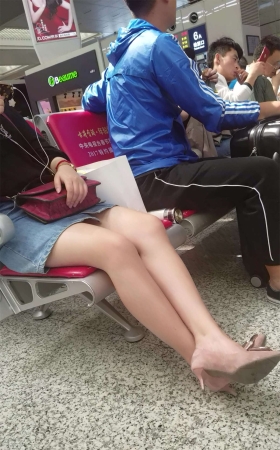 极品白皙美腿牛仔短裙气质街拍