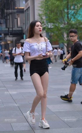 她这双腿真心够长的~ [21P]