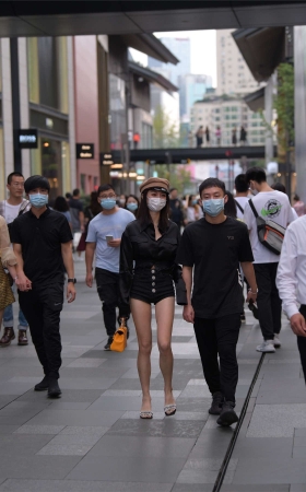 视觉冲击街拍作品 - 这热裤修长的美腿也太迷人了吧