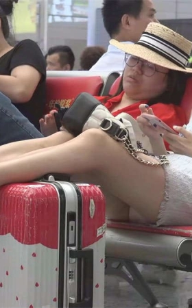 候车室里的极品裸足美女美脚放在箱子上抖动