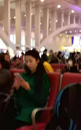 坐在椅子上玩鞋的小少妇