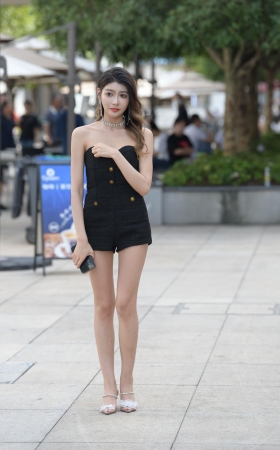 笔直美腿，裹胸美女