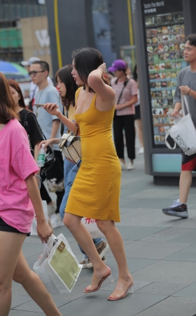 性感黄裙美女！