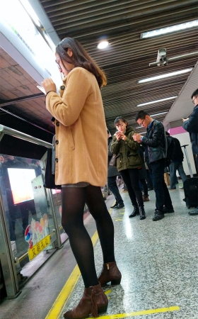 地铁站拍摄黑色丝袜牛仔短裤长腿妹子