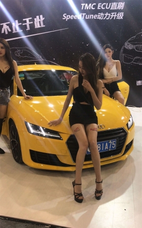 改装车展的短裙性感车模