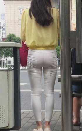 站台前的白裤美女