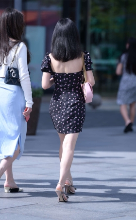 紧身包臀裙短美胸美腿