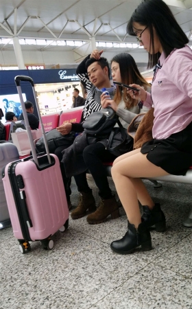 肉色丝袜黑色短裤眼睛妹子车站候车