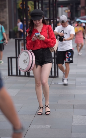 热裤美女
