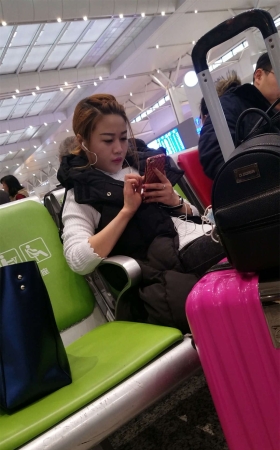 火车站候车的黑色紧身牛仔裤可爱漂亮美女