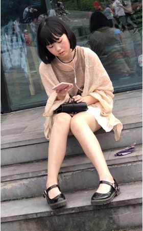 青涩的白色百褶裙小妹