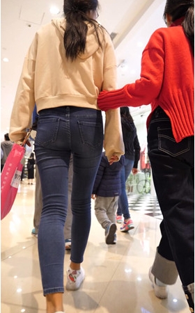 紧身牛仔裤小姐姐