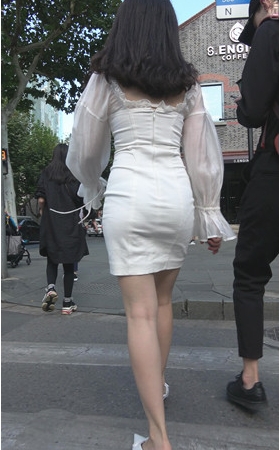 白色连体包臀裙美女