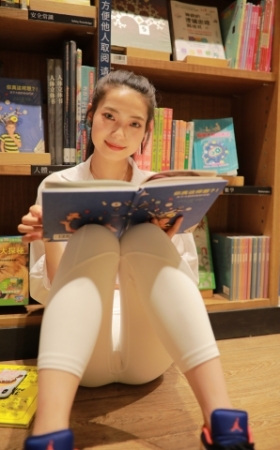白色瑜伽裤女孩