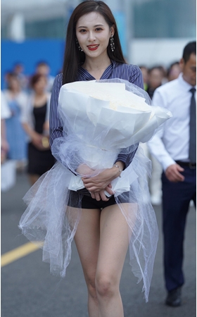 手捧花的长腿热裤美女(124P)