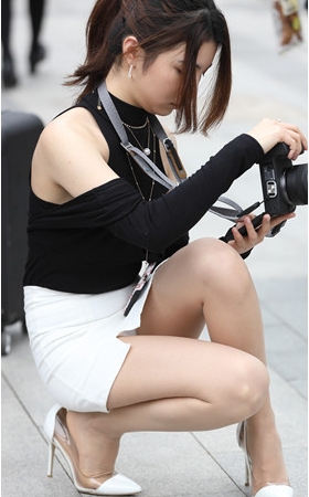 拍照的白裙美女【套图+视频】