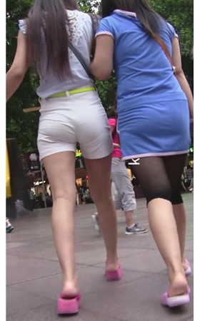 白色紧身裤妹子