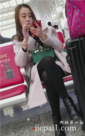 4k-高铁站候车室拍摄黑丝长腿知性甜美女神姐姐