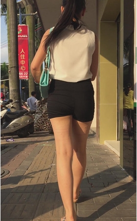 黑色热裤小妹