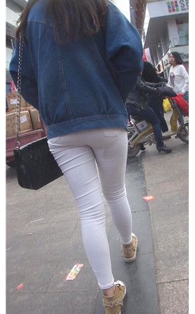 牛仔白裤妹子