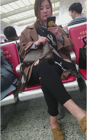 玩手机的漂亮小姐姐